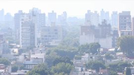 El cielo rosarino se cubrió de humo.