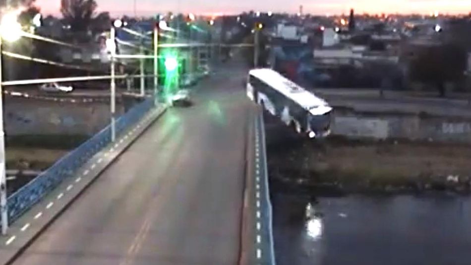 Colectivo que cayó a la orilla del Río Suquía desde un puente en la ciudad de Córdoba 20220808