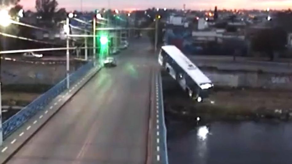 Colectivo que cayó a la orilla del Río Suquía desde un puente en la ciudad de Córdoba 20220808