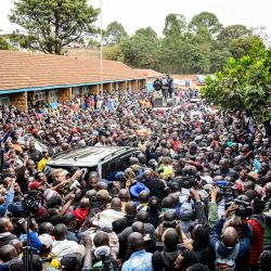Raila Odinga (centro), candidato presidencial del Partido Azimio La Umoja de Kenia (Partido de la Coalición de Un Solo Kenia), se mueve entre una multitud de simpatizantes y periodistas mientras se va después de emitir su voto durante las elecciones generales de Kenia en un colegio electoral en Kibera. Gordwin Odhiambo / AFP. | Foto:AFP