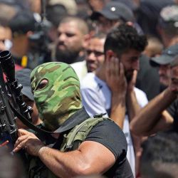 Militantes palestinos participan en la procesión fúnebre de Hussein Taha, quien murió en una redada israelí, en la ciudad cisjordana de Naplusa. JAAFAR ASHTIYEH / AFP. | Foto:AFP