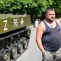 Un hombre parado junto a un vehículo blindado BMD-1 exhibido como un monumento a los paracaidistas rusos muertos en acción en Afganistán y recientemente marcado con la letra 'Z', la insignia táctica de las tropas rusas en Ucrania, en un parque en Moscú. Alexander NEMENOV / AFP. | Foto:AFP