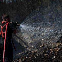 Un bombero trabaja para extinguir un incendio en Le Massegros, en el sur de Francia, mientras se desarrolla un incendio forestal en el "parque natural de Grands Causses". Valentín CHAPUIS / AFP. | Foto:AFP