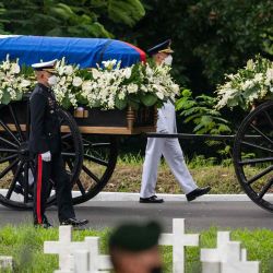 Los soldados transportan el ataúd que lleva la urna del expresidente filipino Fidel Ramos durante el funeral de estado en el Cementerio de los Héroes en Taguig, metro Manila. LISA MARIE DAVID / AFP. | Foto:AFP