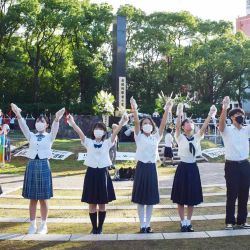 Los estudiantes de secundaria rodean el monumento del hipocentro del bombardeo atómico con una "cadena humana" para pedir la paz en el mundo, cerca del Parque de la Paz en Nagasaki, en el 77 aniversario del bombardeo atómico durante la Segunda Guerra Mundial. JIJI PRESS / AFP. | Foto:AFP