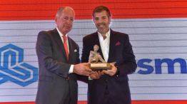 Daniel Funes de Rioja, titular de la UIA entrega el premio al CEO de Ledesma Javier Goñi.