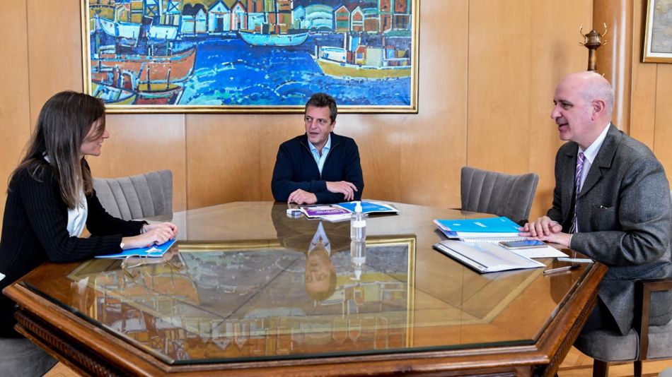 Sergio Massa recibió en su despacho del ministerio de Economía a la titular del Anses, Fernanda Raverta, y al secretario de Hacienda, Raúl Rigo.