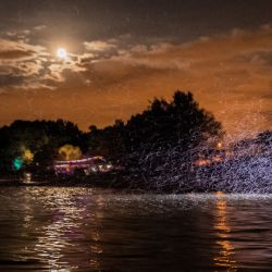 Un enjambre de efímeras (Ephoron virgo - Ephemeroptera de la familia Polymitarcyidae) vuela sobre la superficie del río Danubio después de la puesta del sol en Szentendre, al norte de Budapest, Hungría. FERENC ISZA / AFP. | Foto:AFP