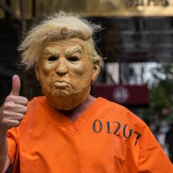 Un manifestante vestido como el expresidente de los Estados Unidos, Donald Trump, posa para fotos frente a la Trump Tower en Nueva York. Alex Kent / AFP. | Foto:AFP