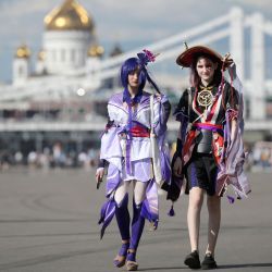Personas disfrazadas caminan en el parque Gorky, con la Catedral de Cristo Salvador al fondo, en el centro de Moscú. Natalia KOLESNIKOVA / AFP. | Foto:AFP