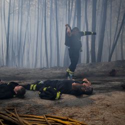 Los bomberos se recuperan durante una operación para detener un incendio forestal en el pueblo de Sameiro, cerca de la ciudad de Manteigas, Portugal. PATRICIA DE MELO MOREIRA / AFP. | Foto:AFP