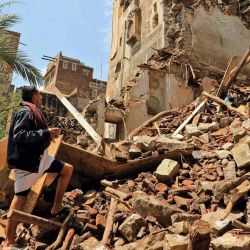 Un hombre inspecciona un edificio colapsado que figura en la lista de la UNESCO en la ciudad vieja de la capital yemení, Saná. MOHAMMED HUWAIS / AFP. | Foto:AFP