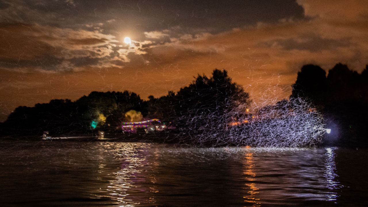 Un enjambre de efímeras (Ephoron virgo - Ephemeroptera de la familia Polymitarcyidae) vuela sobre la superficie del río Danubio después de la puesta del sol en Szentendre, al norte de Budapest, Hungría. FERENC ISZA / AFP. | Foto:AFP