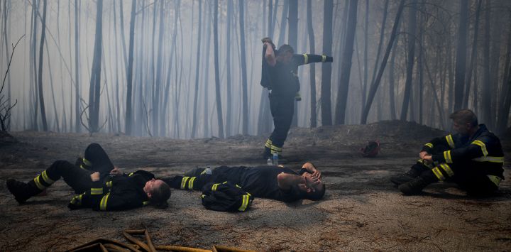 Los bomberos se recuperan durante una operación para detener un incendio forestal en el pueblo de Sameiro, cerca de la ciudad de Manteigas, Portugal. PATRICIA DE MELO MOREIRA / AFP.