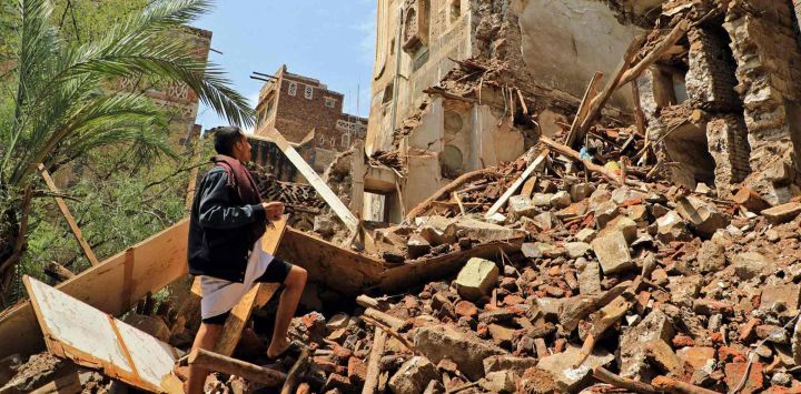 Un hombre inspecciona un edificio colapsado que figura en la lista de la UNESCO en la ciudad vieja de la capital yemení, Saná. MOHAMMED HUWAIS / AFP.