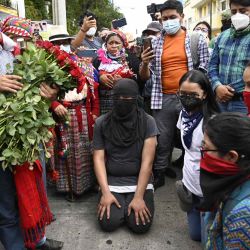 Estudiantes, indígenas y miembros de organizaciones sociales marchan para denunciar presuntos actos de corrupción al gobierno del presidente guatemalteco Alejandro Giammattei. Johan ORDÓNEZ / AFP. | Foto:AFP