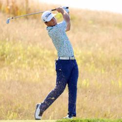 Andrew Kozan de los Estados Unidos realiza un golpe de salida en el octavo hoyo durante el Pinnacle Bank Championship presentado por Aetna en The Club at Indian Creek en Omaha, Nebraska. Mike Mulholland/ AFP. | Foto:AFP