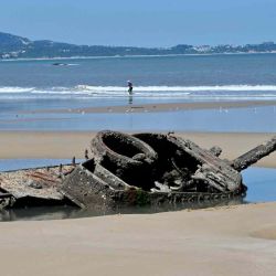 Los restos oxidados de un viejo tanque se ven en Ou Cuo Sandy Beach en las islas Kinmen de Taiwán. Sam Yeh / AFP. | Foto:AFP