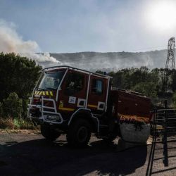 Un camión de bomberos sube por una carretera al pie de una colina donde arde un incendio forestal cerca de Cernon, en la región de Jura, en el centro este de Francia. JEAN-PHILIPPE KSIAZEK / AFP. | Foto:AFP