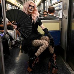 La artista drag, que se hace llamar Arsenika, usa un ventilador para refrescarse mientras viaja en el metro mientras una ola de calor azota Francia, en París. Emmanuel DUNAND / AFP. | Foto:AFP