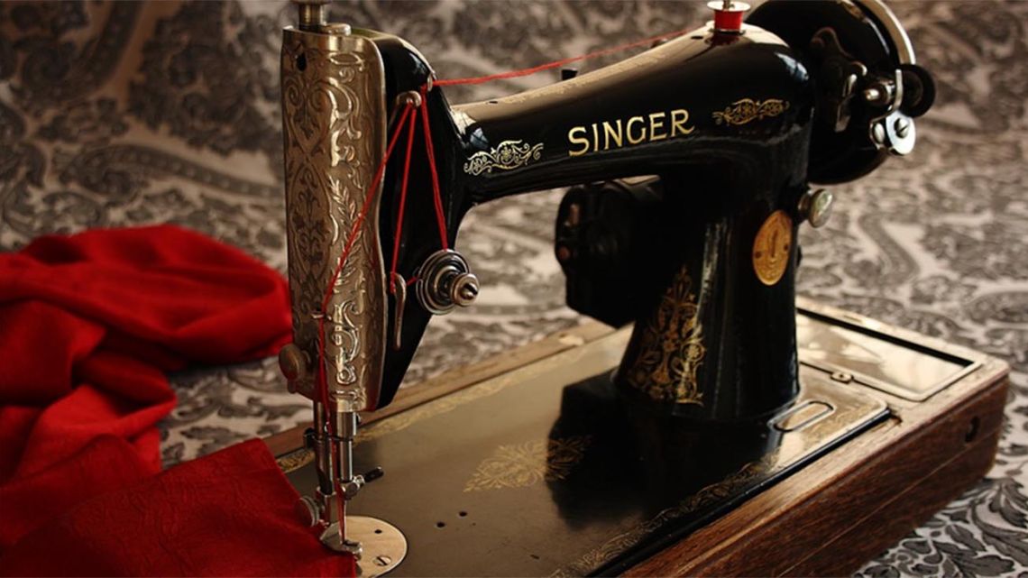 Máquina de coser mano, Mode de Mujer