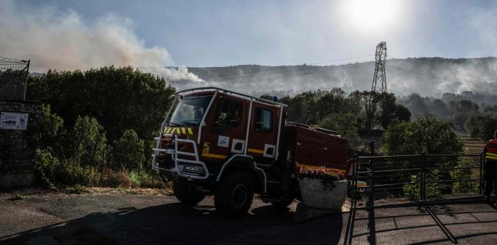 Un camión de bomberos sube por una carretera al pie de una colina donde arde un incendio forestal cerca de Cernon, en la región de Jura, en el centro este de Francia. JEAN-PHILIPPE KSIAZEK / AFP.
