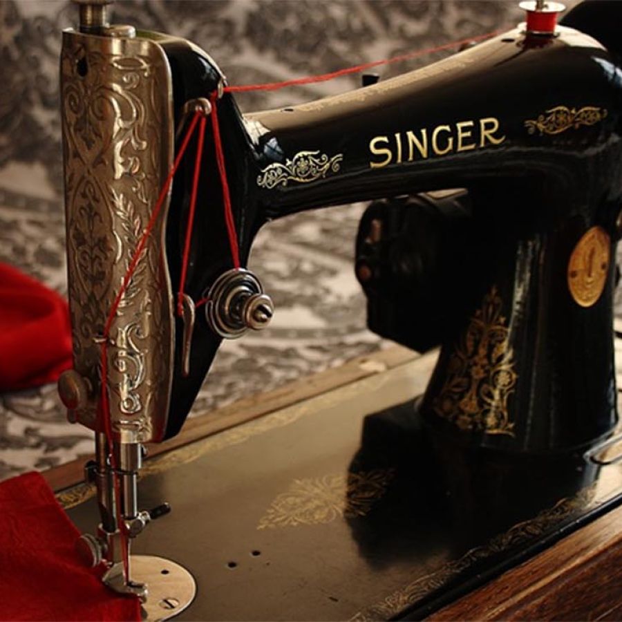 La máquina de coser estaba en 1 de cada 5 hogares del siglo XX: hoy saca a  chicos de la calle