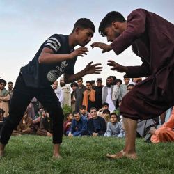La gente observa a los jóvenes que participan en un combate de lucha libre en Wazir Akbar Khan Hill en Kabul. Lillian SUWANRUMPHA / AFP. | Foto:AFP