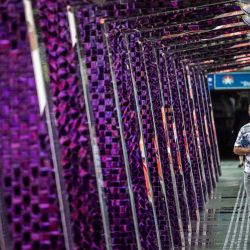 Un hombre camina hacia el muelle del ferry Wan Chai en Hong Kong. ISAAC LAWRENCE / AFP. | Foto:AFP