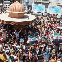 Los sirios se reúnen para protestar contra una propuesta del ministro de Relaciones Exteriores de Turquía para la reconciliación entre el gobierno sirio y la oposición, en la ciudad fronteriza de Azaz. AFP. | Foto:AFP