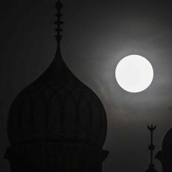 La luna llena de Sturgeon se eleva sobre Humayun Mahal en Marina Beach en Chennai. Arun SANKAR / AFP. | Foto:AFP
