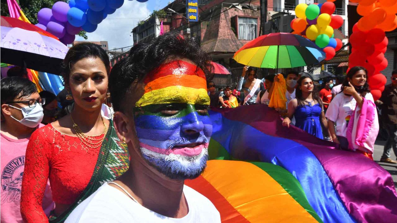 Miembros de la comunidad de lesbianas, gays, bisexuales y transexuales (LGBT) de Nepal participan en un Desfile del Orgullo en Katmandú. Prakash MATHEMA / AFP. | Foto:AFP