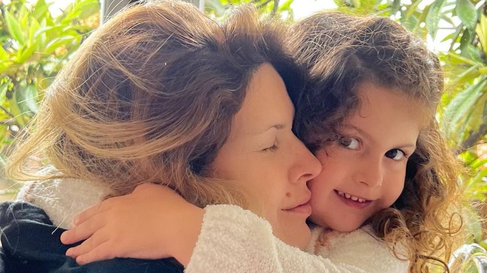 Belita, la hija de Isabel Macedo, enamoró con su dulce voz al cantar