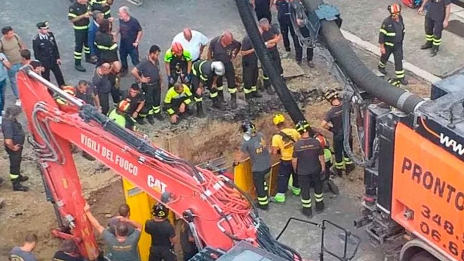 Los bomberos debieron trabajar 8 horas para rescatar a un ladrón que hacía un túnel para asaltar un banco en Roma.
