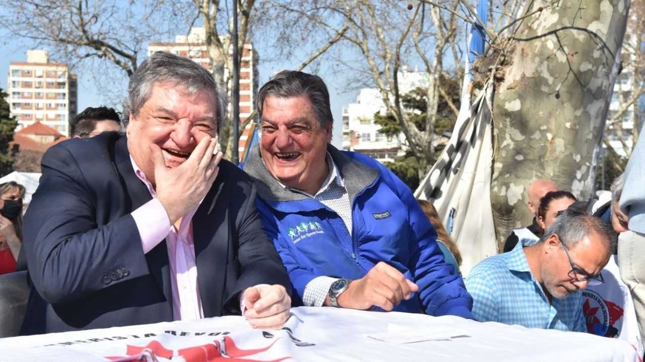 El juez Juan Ramos Padilla y Jorge Rachid, en un momento distendido del "Cristinazo" contra la Corte Suprema que llevaron adelante en Parque Centenario.