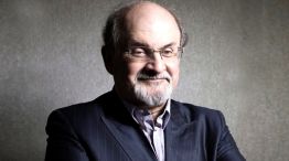 Salman Rushdie dio las primeras señales de recuperación
