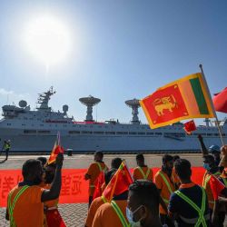 Los trabajadores ondean las banderas nacionales de China y Sri Lanka a la llegada del buque de investigación y estudio de China, el Yuan Wang 5. Ishara S. KODIKARA / AFP. | Foto:AFP