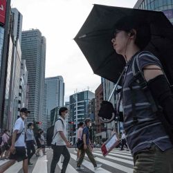 La gente cruza la calle en el distrito Shinjuku de Tokio. Richard A. Brooks / AFP. | Foto:AFP