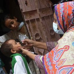 Un trabajador de la salud administra gotas contra la polio a un niño durante una campaña de vacunación contra la polio en Karachi. Rizwan TABASSUM / AFP. | Foto:AFP