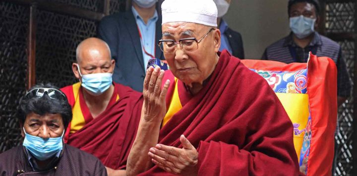 El líder espiritual tibetano Dalai Lama ofrece oraciones durante su visita a la mezquita Shah-e-Hamdan en el pueblo de Shey en Leh. Mohd Arhaan ARCHER / AFP.