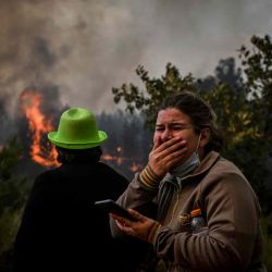 Un lugareño reacciona al ver avanzar un incendio forestal en Orjais, municipio de Covilha en el centro de Portugal. PATRICIA DE MELO MOREIRA / AFP. | Foto:AFP