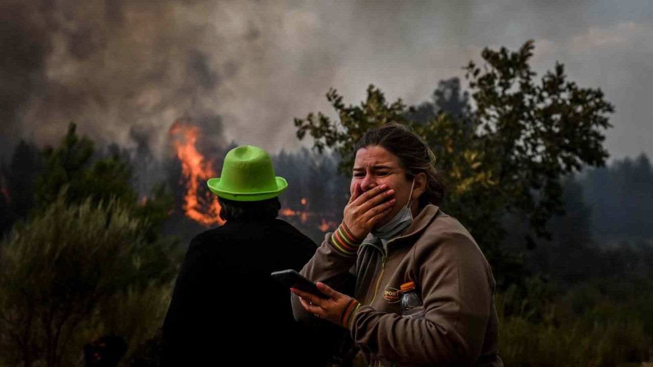 Un lugareño reacciona al ver avanzar un incendio forestal en Orjais, municipio de Covilha en el centro de Portugal. PATRICIA DE MELO MOREIRA / AFP. | Foto:AFP