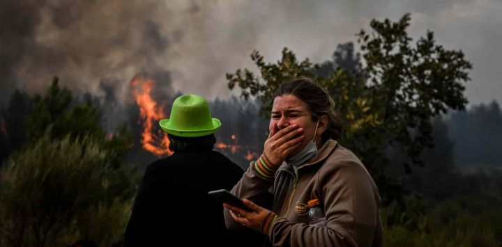 Un lugareño reacciona al ver avanzar un incendio forestal en Orjais, municipio de Covilha en el centro de Portugal. PATRICIA DE MELO MOREIRA / AFP.