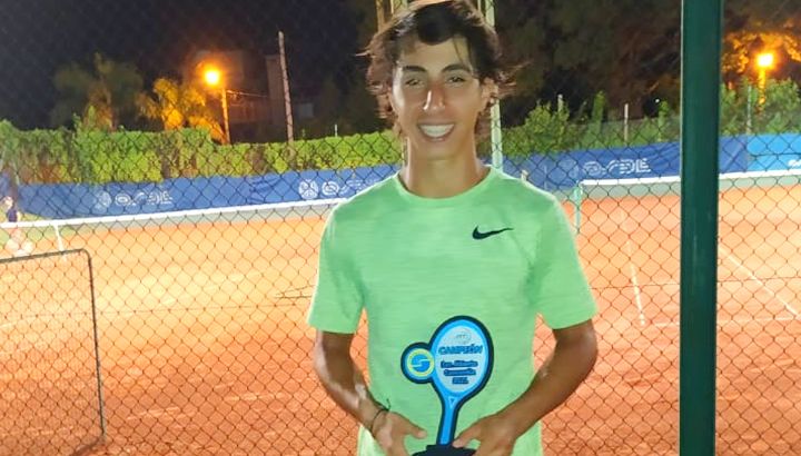 Tiago Alomar tenía 17 años y era una de las promesas del tenis argentino. Falleció tras un accidente automovilístico.