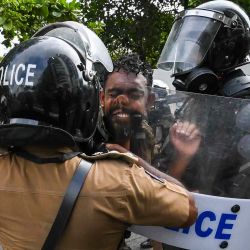 Estudiantes universitarios de Sri Lanka chocan con la policía durante una manifestación en Colombo. Ishara S. KODIKARA / AFP. | Foto:AFP