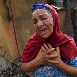 Una anciana argelina reacciona frente a las ruinas de su casa, destruida por un incendio forestal en la ciudad de el-Kala. AFP. | Foto:AFP