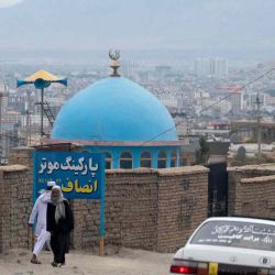 Hombres afganos pasan frente a la cúpula azul de una mezquita un día después de la explosión en las afueras de Kabul. Wakil KOHSAR / AFP. | Foto:AFP