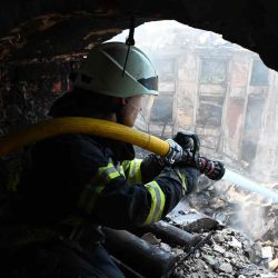 Un bombero interviene entre los escombros del Palacio de la Cultura destruido por un ataque con misiles rusos en la segunda ciudad ucraniana más grande de Kharkiv. SERGEY BOBOK / AFP. | Foto:AFP