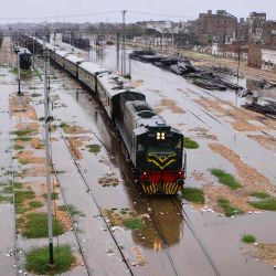 Un tren avanza a través de una vía férrea inundada luego de fuertes lluvias monzónicas en Hyderabad. Akram SHAHID / AFP. | Foto:AFP