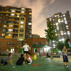 Esta foto muestra a personas relajándose en un complejo residencial en el barrio Shangdi de Beijing. Noel CELIS / AFP. | Foto:AFP